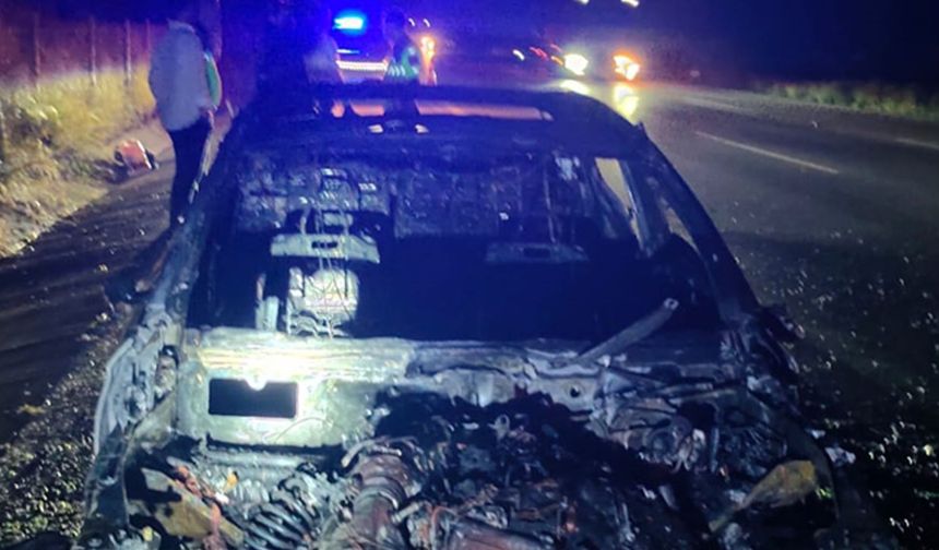 Adana'da seyir halindeki otomobil alev aldı
