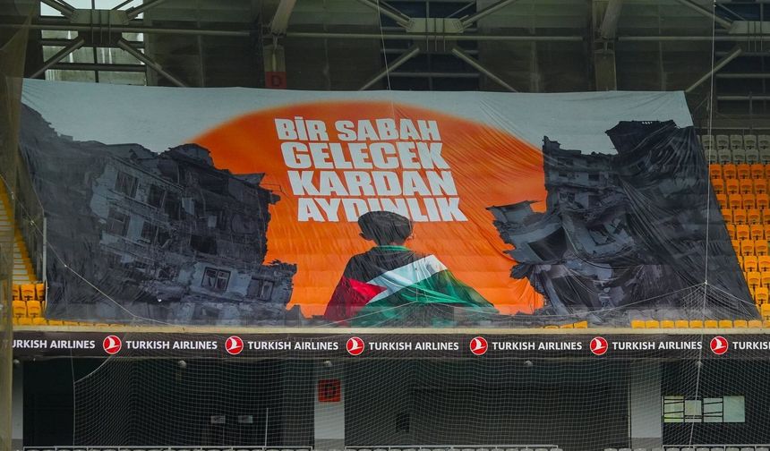 Başakşehir-Galatasaray karşılaşması öncesi, Filistin için 'Bir sabah gelecek kardan aydınlık' şiiri okundu
