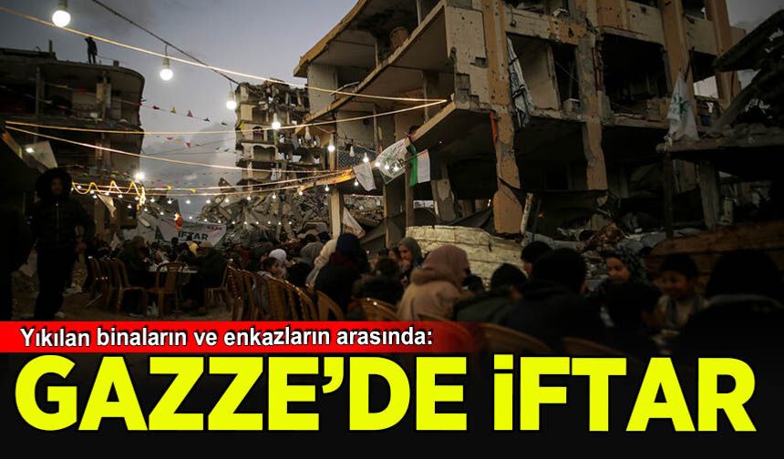 Gazze'de yıkılan binaların enkazı arasında iftar