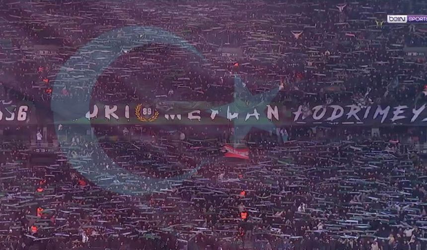 Kocaelispor taraftarlarının 'Tiryakinim' performansı.