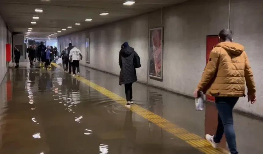 İstanbul’da sağanak etkili oluyor: Mecidiyeköy metro alt geçidini su bastı