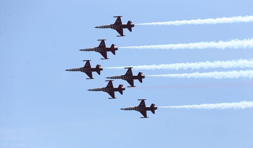 Türk Yıldızları, Çanakkale Şehitler Abidesi üzerinde gösteri uçuşu yaptı