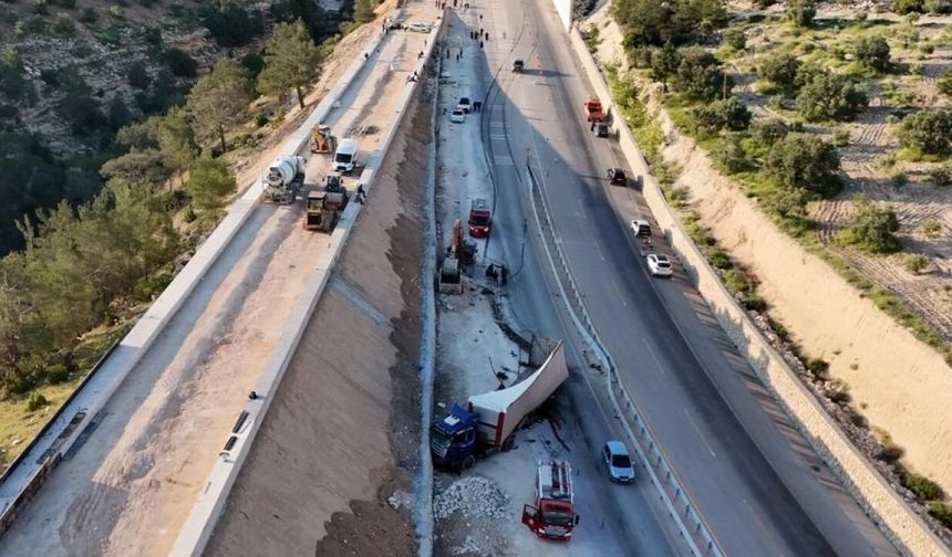Freni boşalan tır yapımı süren kaçış rampasına çarptı: 1 ölü