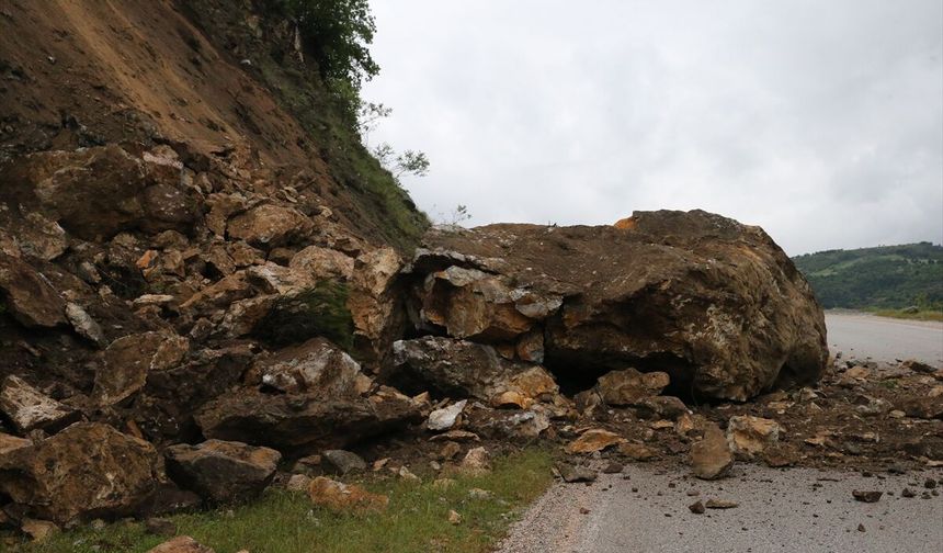 Tokat-Çat kara yolunda heyelan meydana geldi