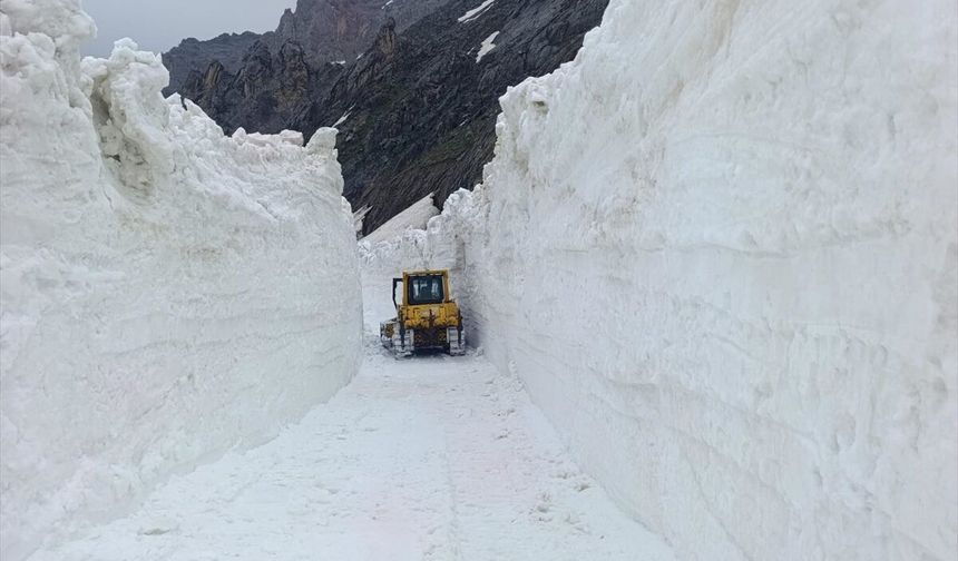 Görüntüler Türkiye'den! Mayıs ayında kar kalınlığı 6 metre
