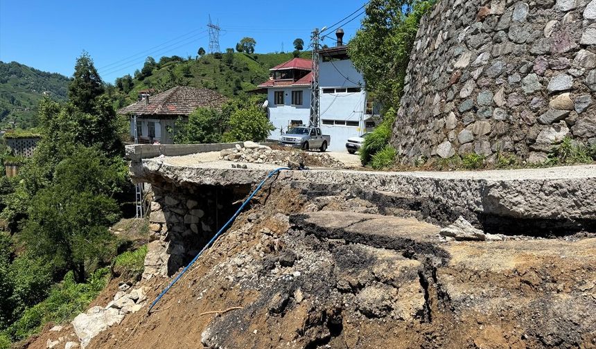 Rize'de istinat duvarı yıkıldı, mahalle yolu ulaşıma kapandı