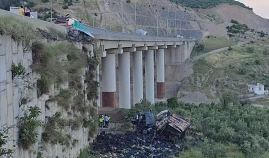Gaziantep'te viyadükten düşen tırda 3 kişi hayatını kaybetti