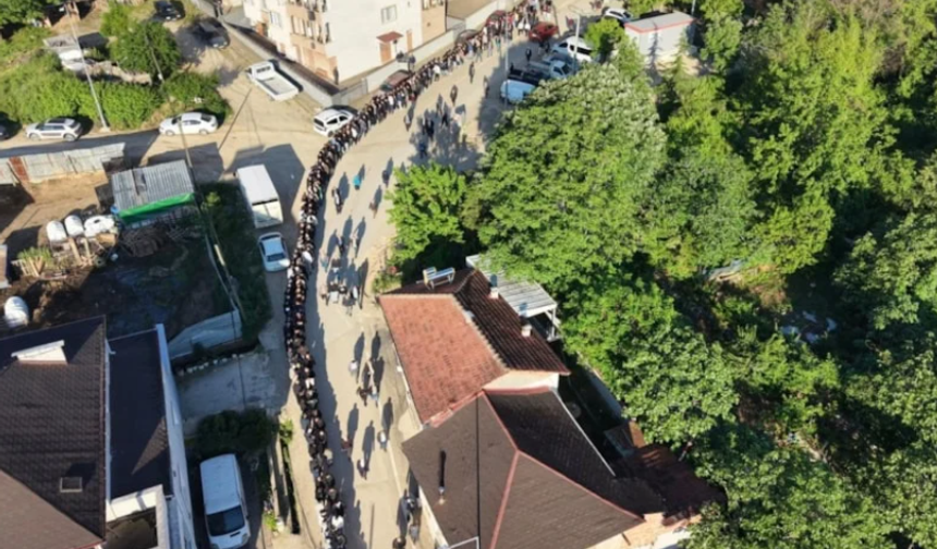 Bursa'da 60 yıllık gelenek: 1 kilometrelik bayramlaşma kuyruğu oluştu