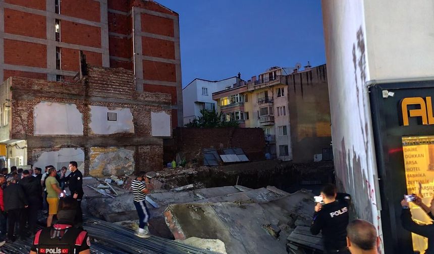 Balıkesir'de bitişiğinde temel kazısı yapılan bina yıkıldı