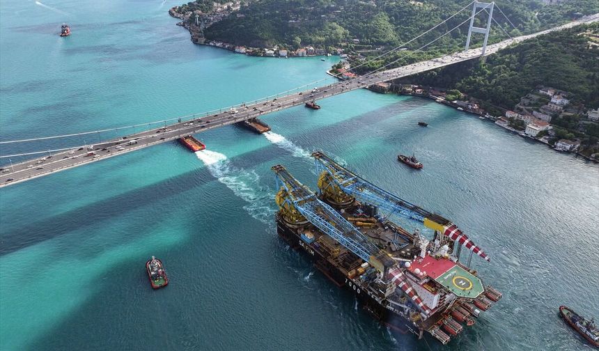 Dev vinç gemisi "Saipem 7000" İstanbul Boğazı'na giriş yaptı