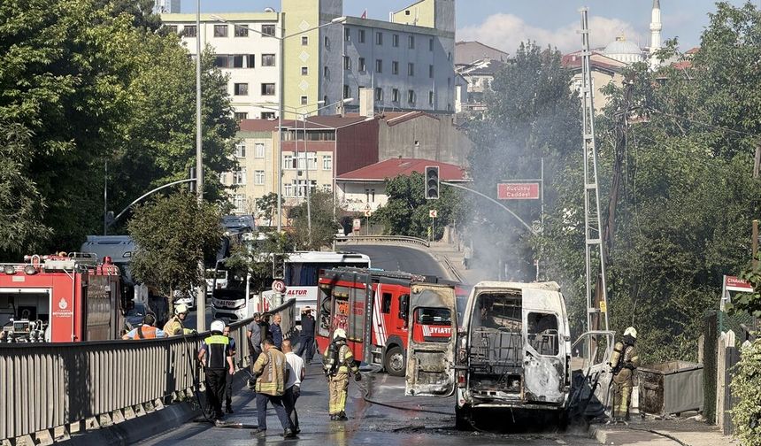 Ümraniye'de seyir halindeki minibüs yandı