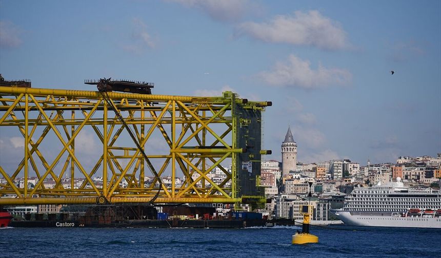 Doğal gaz boru hattı döşeme platformu İstanbul Boğazı'nda görüntülendi