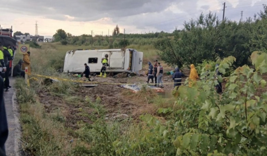 Isparta’da tur minibüsü şarampole yuvarlandı: Çok sayıda ölü ve yaralı var