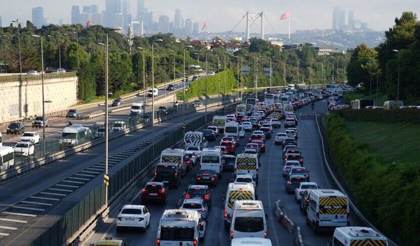 İstanbul'da haftanın ilk iş gününde trafik yoğunluğu yaşanıyor