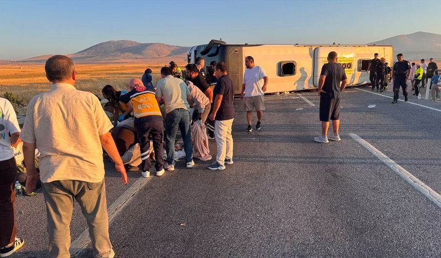 Kütahya'da yolcu otobüsü devrildi