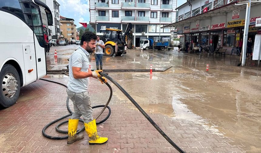 Kastamonu'da su baskınları nedeniyle zemin katlarda yaşayanlar tahliye edildi