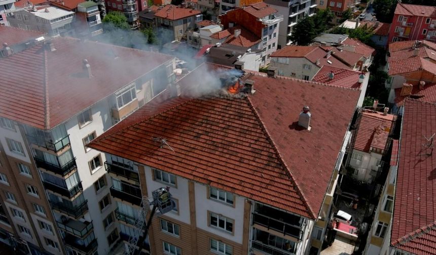 Kütahya'da binanın çatısına yıldırım düştü, yangın çıktı