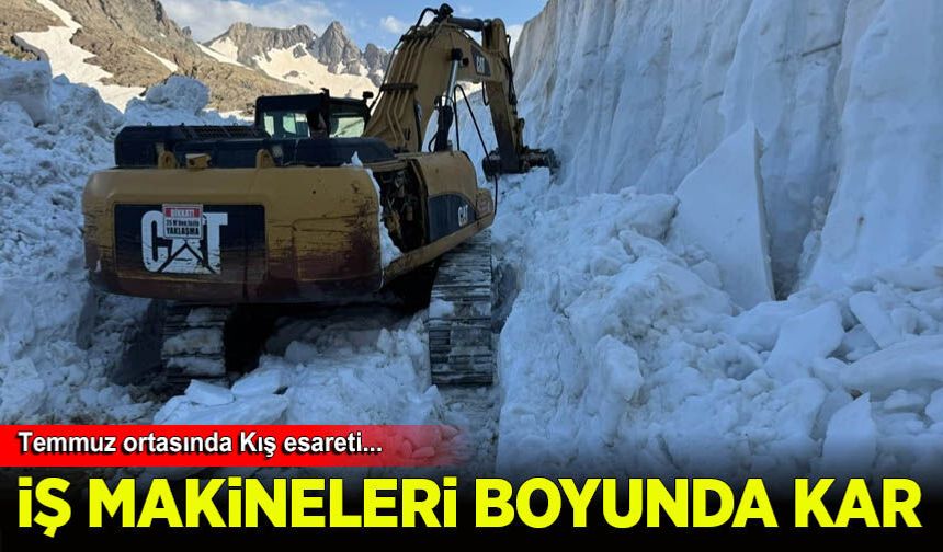 Temmuz ortasında kış esareti: Yüksekova’da 8 metrelik kar tünelleri, iş makinesi içinde kayboldu
