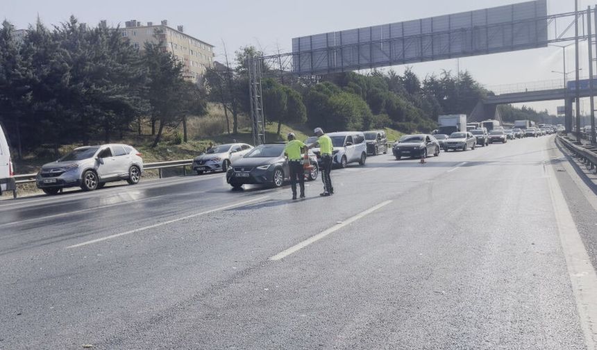 Sultangazi'de 10 aracın karıştığı zincirleme kaza trafiği aksattı