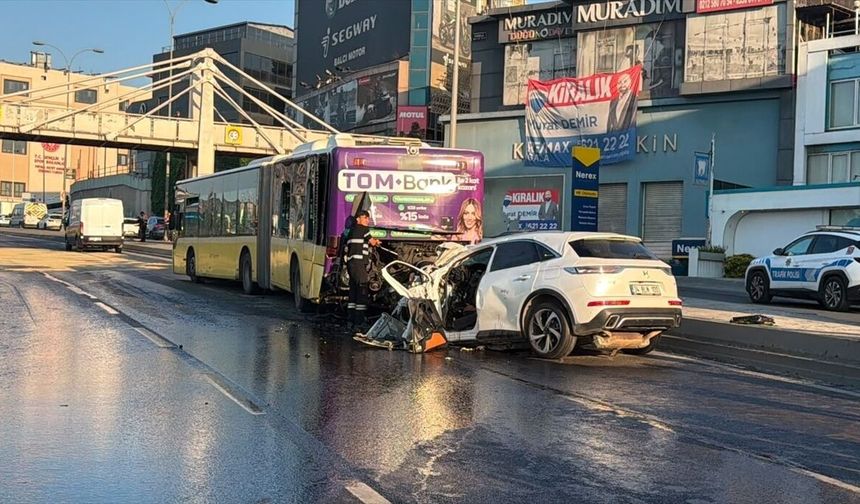 Küçükçekmece'de İETT otobüsüne çarpan otomobildeki 3 kişi öldü