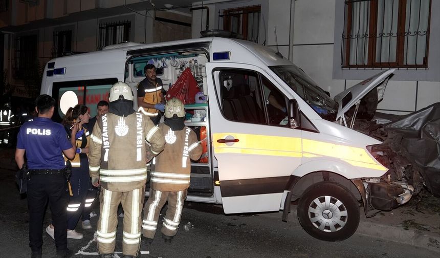 İstanbul'da ambulans ile otomobil çarpıştı: 3 yaralı