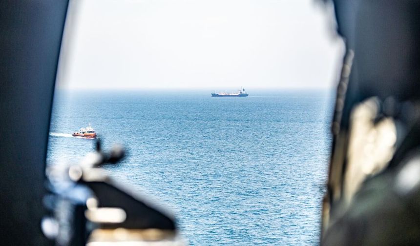 UKMTO: Hürmüz Boğazı'nda bir gemi vuruldu, mürettebat arasında kayıp var