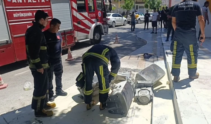 Antalya'da cezaya kızıp ses sistemini belediye önünde yakan şüpheli tutuklandı
