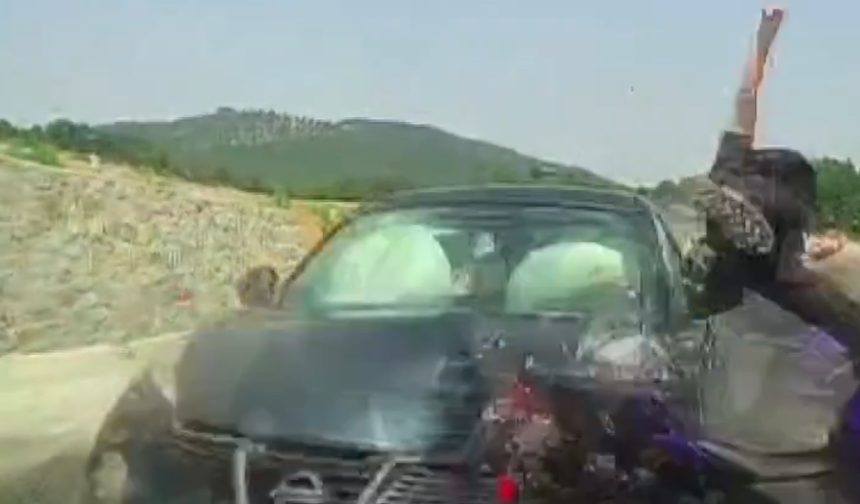 Kütahya'da otomobil, motosiklete çarptı: Kaza anı kamerada