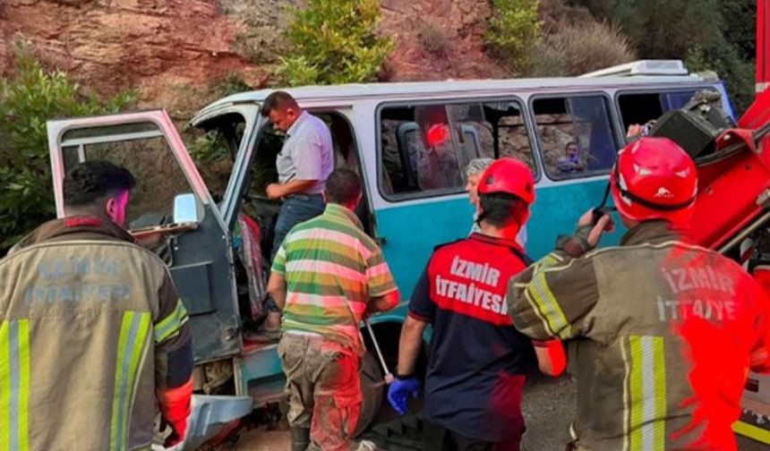 İzmir'de tarım işçilerini taşıyan minibüs kaza yaptı: Ölü ve yaralılar var