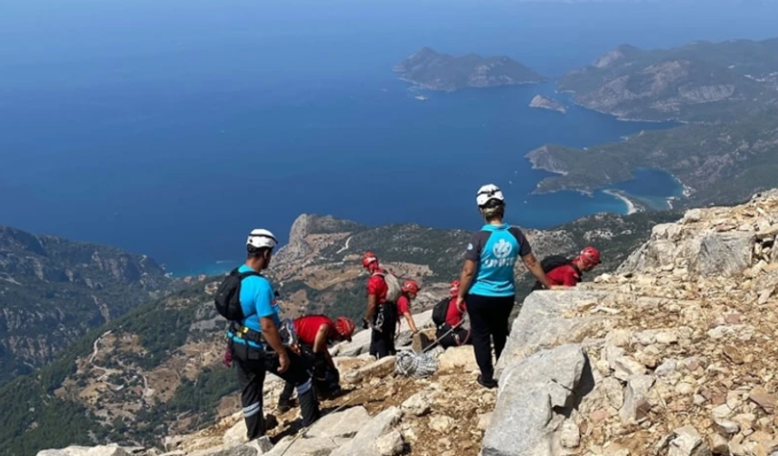 Muğla Ölüdeniz'de paraşüt kayalıklara düştü