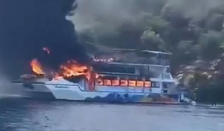 Fethiye'de gezi teknesi alev alev yandı: Vatandaşlar denize atladı