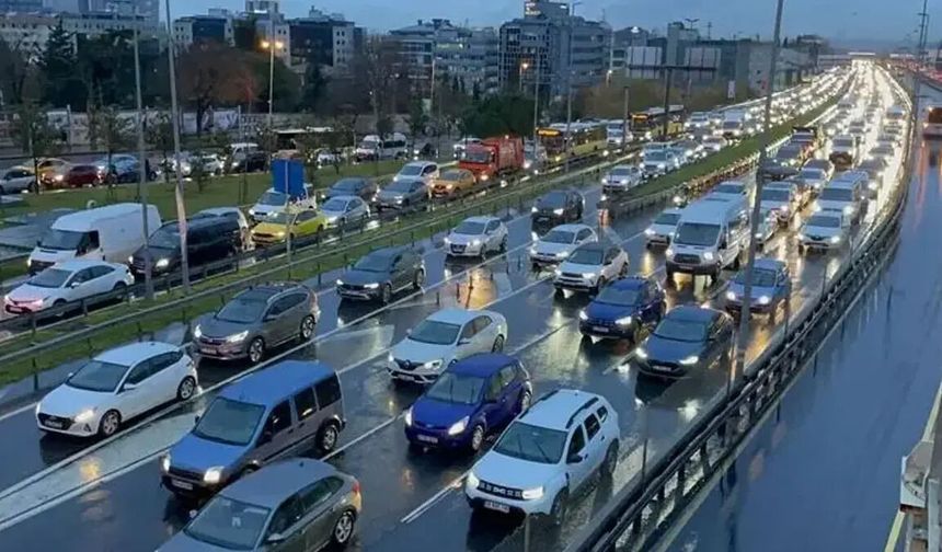İstanbul Anadolu Yakası'nda trafik yoğunluğu yüzde 83'e çıktı