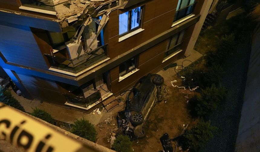 Eyüpsultan'da otomobil bina bahçesine düştü: 2 yaralı