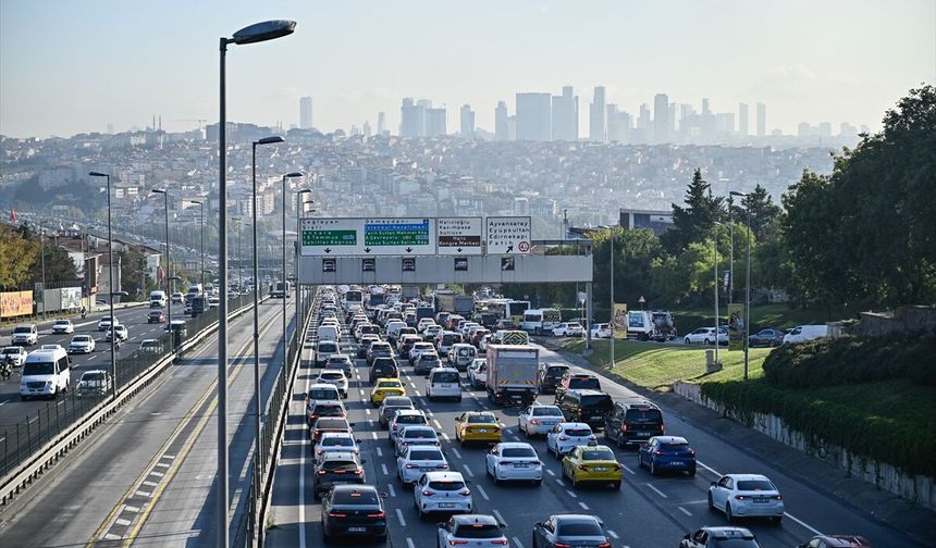İstanbul'da haftanın ilk iş gününde trafik yoğunluğu yaşanıyor