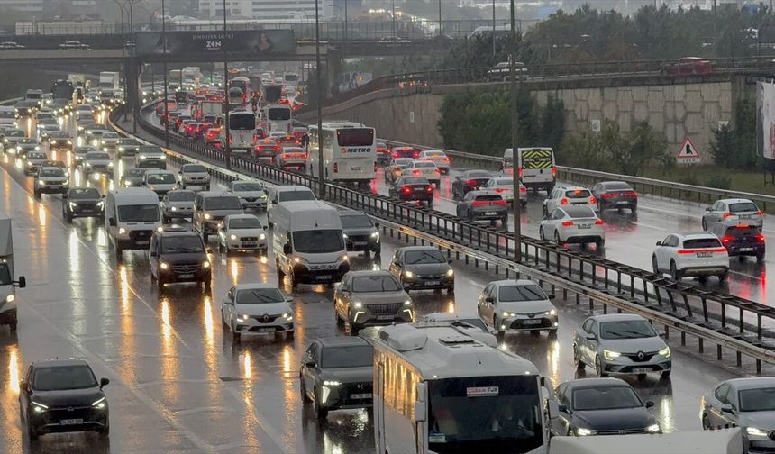 İstanbul'da yağış trafiği kilitledi