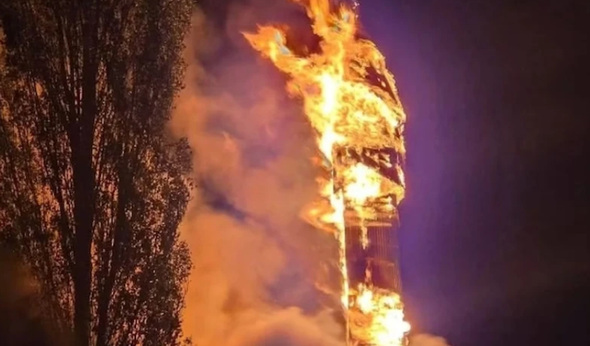 Artvin'de tarihi camide çıkan yangın lojmana sıçradı