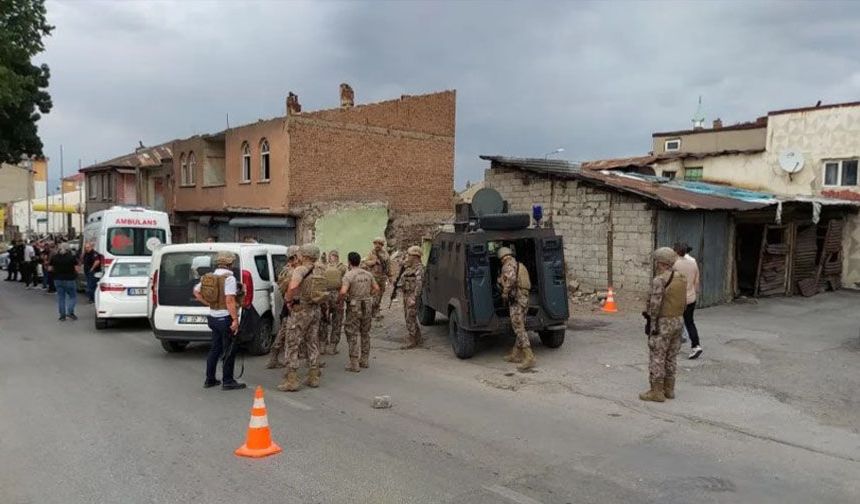İki aile kavgası silahlı çatışmaya döndü: Polis memuru dahil 12 kişi yaralandı