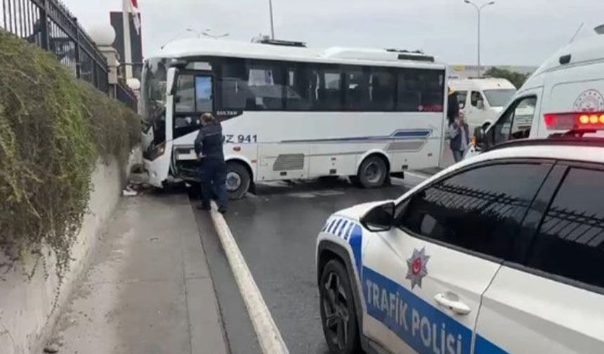 Avcılar'da kontrolden çıkan servis midibüsü kaza yaptı
