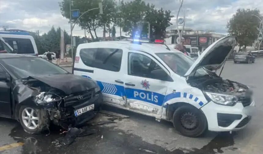 Polis aracı ile otomobil çarpıştı: 2'si polis, 5 yaralı