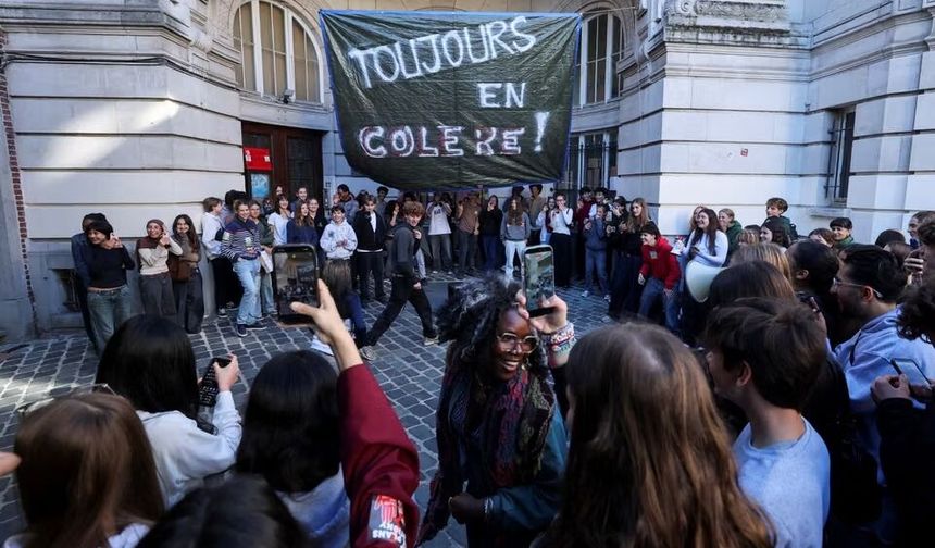 Brüksel'de öğrenciler eğitim reformlarına karşı parlamentoya yürüdü