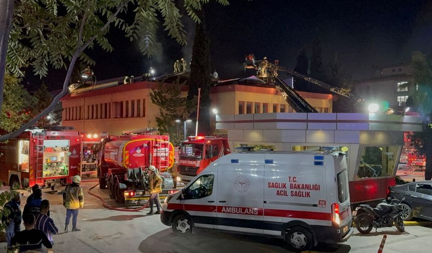 Kartal Koşuyolu Eğitim ve Araştırma Hastanesinin çatısında yangın