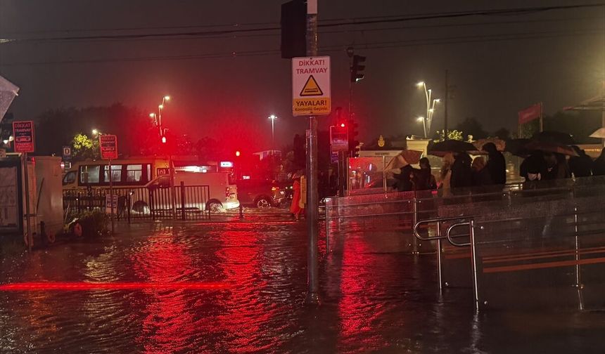 İstanbul'da sağanak: Yollar göle döndü, trafik durma noktasına geldi