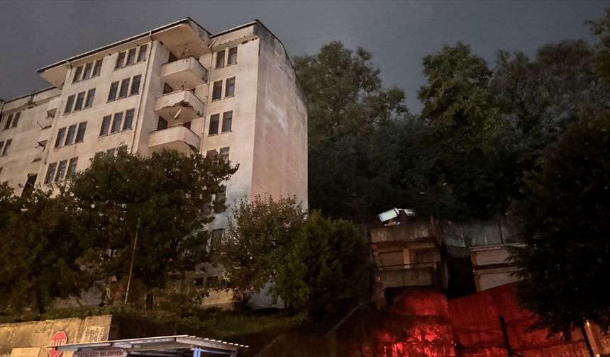 Zonguldak'ta heyelanın ardından bir apartman tedbir amacıyla boşaltıldı
