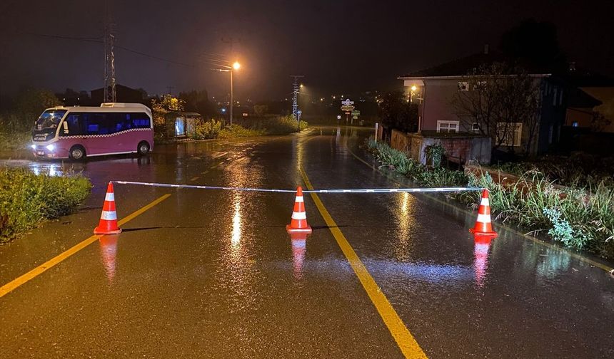 Sakarya'da sağanak nedeniyle bazı yollar ulaşıma kapandı