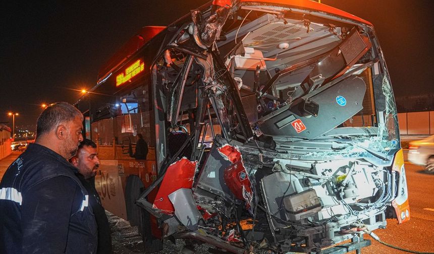 Ankara'da belediye otobüsü yaya üst geçidine çarptı: 24 yaralı