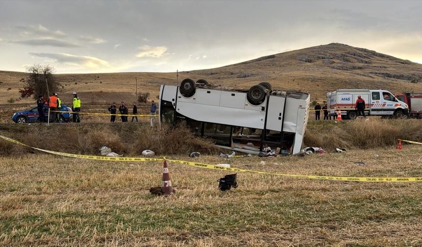 Afyonkarahisar'da işçi servisi devrildi: 28 yaralı