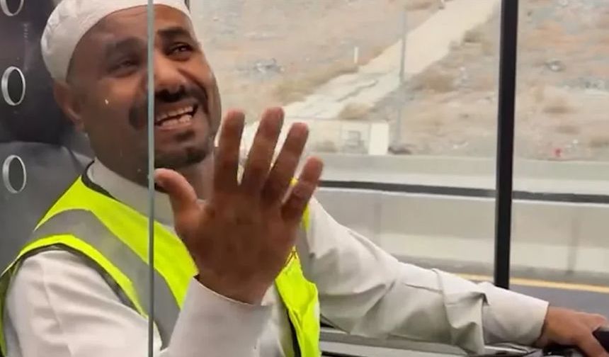 Mekke yollarında gönülleri ısıtan kare: Arap şoför Türkçe ilahiye coşkuyla eşlik etti