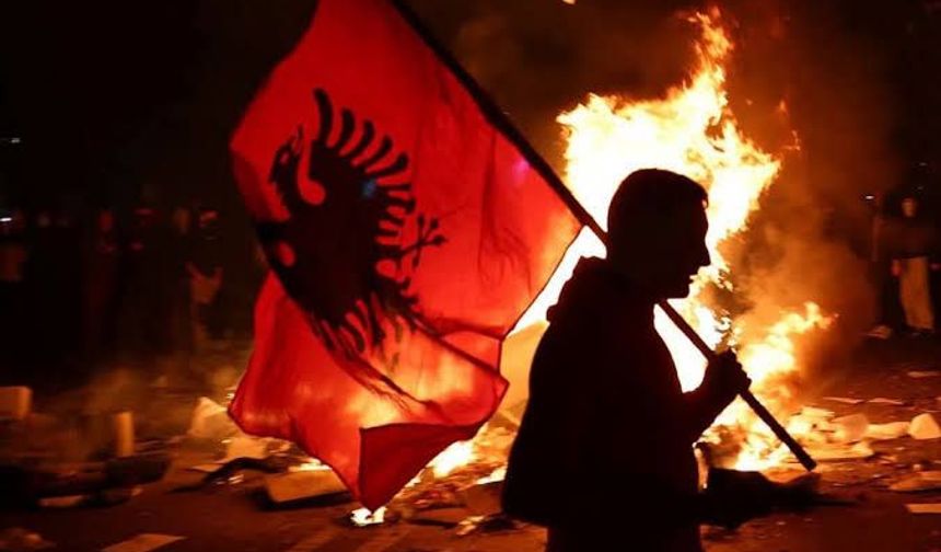 Arnavutluk'ta öğrencilerin protestoları sürüyor
