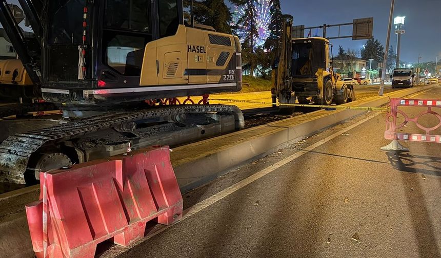 Bayrampaşa'da yol çöktü, bir işçi hayatını kaybetti