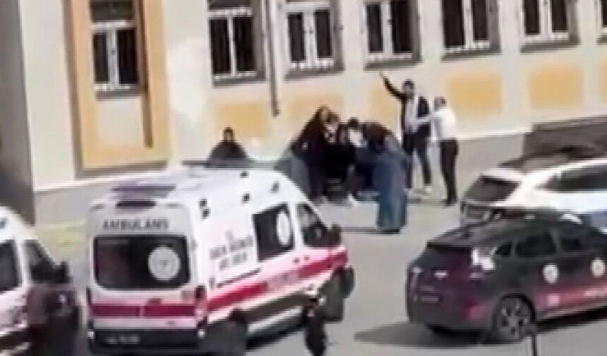 Esenyurt’ta lisede bıçaklı kavga: Polis ve sağlık ekipleri sevk edildi